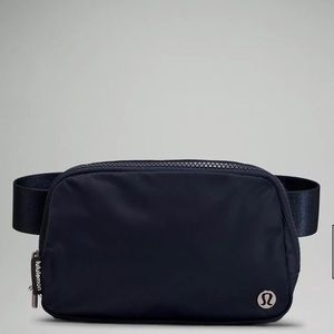 Everywhere Belt Bag 1L
Color True Navy